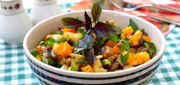 Салат с обжаренными баклажанами, перцем и помидорами