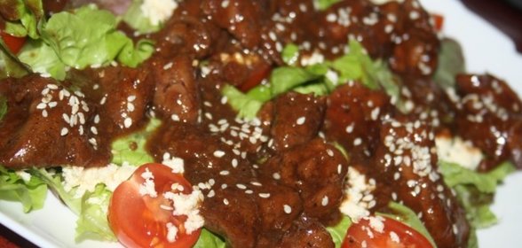 Салат с куриными сердечками и печенью в стиле фьюжн