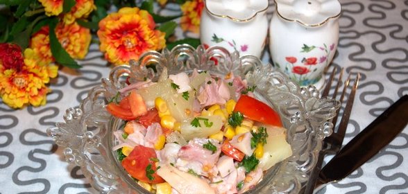 Салат из копченой курицы с ананасами
