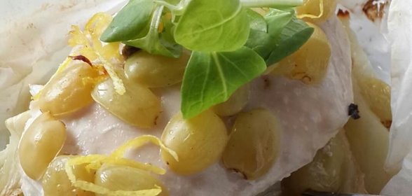 Куриная грудка, запеченная с фенхелем и виноградом в пергаменте