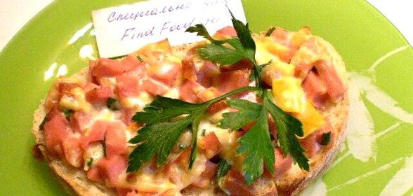 Горячий бутерброд с колбасой и помидором