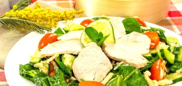 Салат с сельдереем, шпинатом и куриным филе
