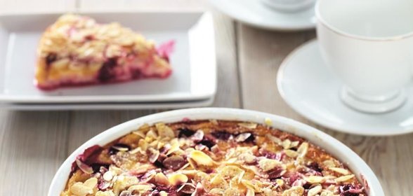 Ягодный десерт с миндалем