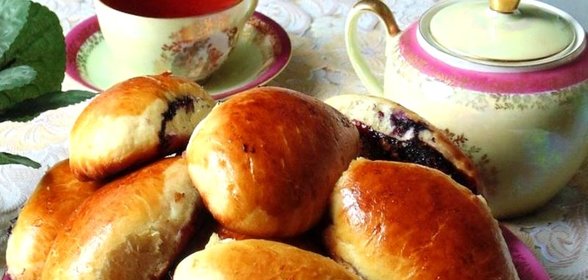 Пирожки с черникой из дрожжевого теста