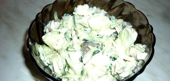 Салат из куриной грудки с огурцом и маслятами