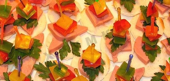 Канапе с ветчиной сыром и помидорами