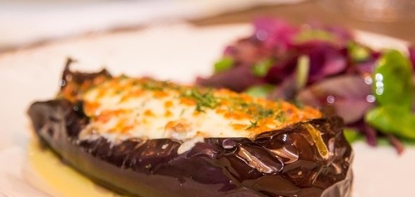 Гречневый салат с ветчиной и огурцами