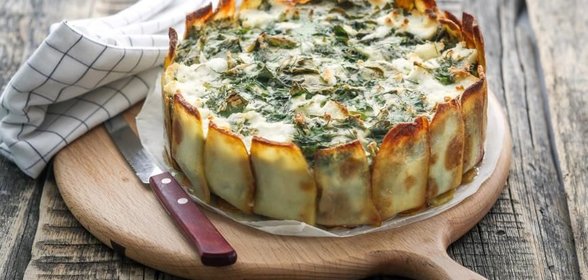 Картофельный пирог с начинкой из зелени
