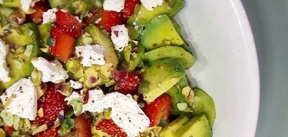 Салат с клубникой, авокадо и козьим сыром