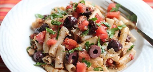 Паста с тунцом, оливками и томатами