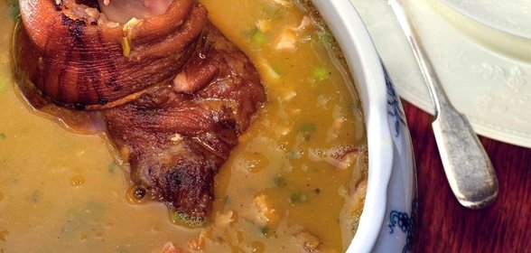 Гороховый суп с мятой и свиной рулькой