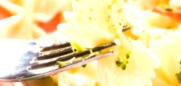 Детский салат с пастой, брокколи, кукурузой и луком-пореем