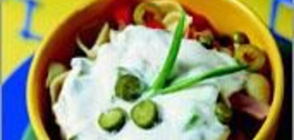 Балканский салат с пастой и копченостями