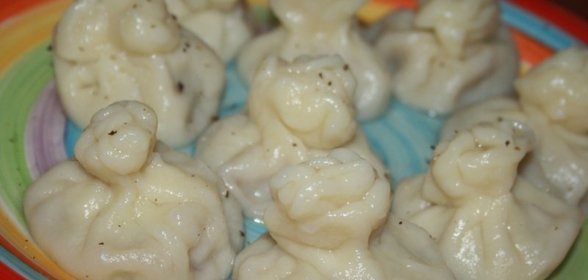 Мини-хинкали с говядиной, пекинской капустой и соевым соусом