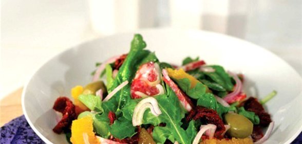 Салат из рукколы с оливками, вялеными томатами и салями