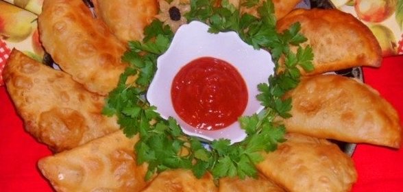 Чебуреки по-домашнему с пикантным соусом