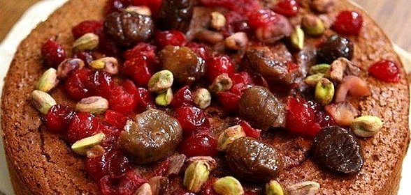 Каштановый пирог с миндалем, клюквой и фисташками