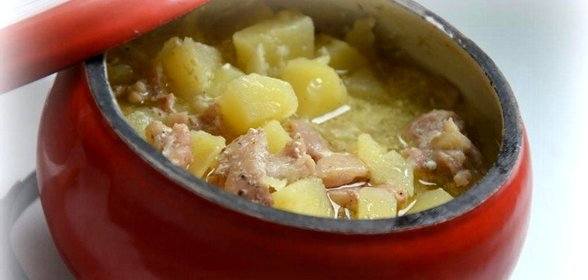 Картофель с куриным мясом с чесноком и сметаной в горшочке