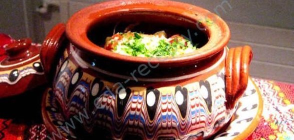 Особый куриный салат под взбитыми сливками Сырный горшочек