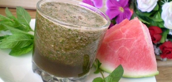 Зеленый коктейль с арбузом