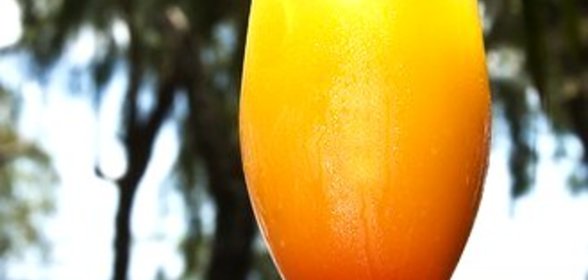 Коктейль из шампанского с апельсиново-ананасовым соком