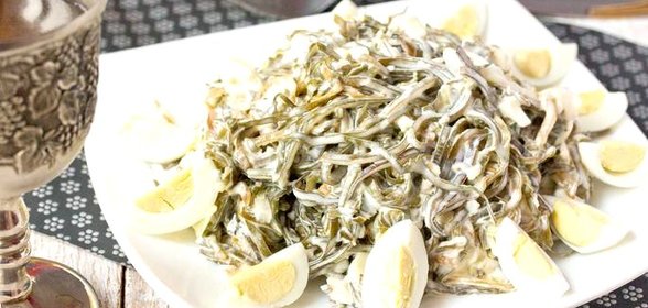 Салат с морской капустой перепелиными яйцами и отварной рыбой