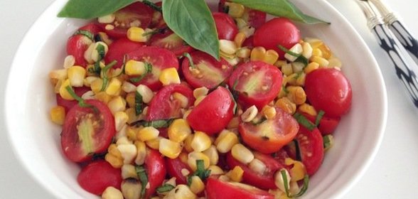 Салат с помидорами и кукурузой