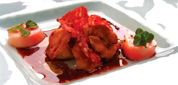 Лисички с хрустящей салями в соусе из красного вина с тмином и кориандром