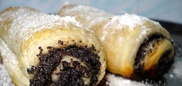 Маковый рулет из слоеного теста