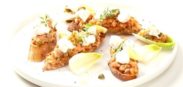 Тосты с тартаром из лосося и рикоттой