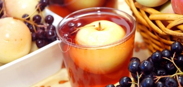 Компот из яблок и черноплодной рябины