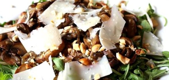 Грибной салат с фундуком и Пекорино