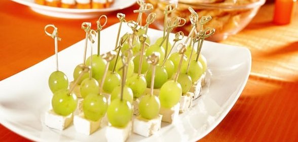 Канапе с сыром и виноградом
