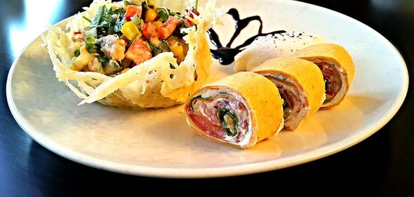 Рулетики с овощами и салат с креветками в сырной корзинке