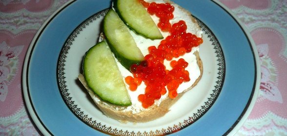 Бутерброд с икрой и огурцом