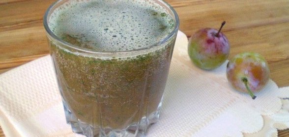 Зеленый коктейль со сливой