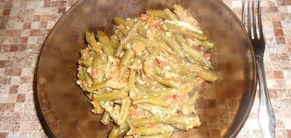 Стручковая фасоль с помидором и яйцом