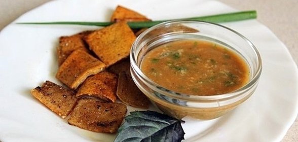 Чипсы из свиной шкурки с соусом