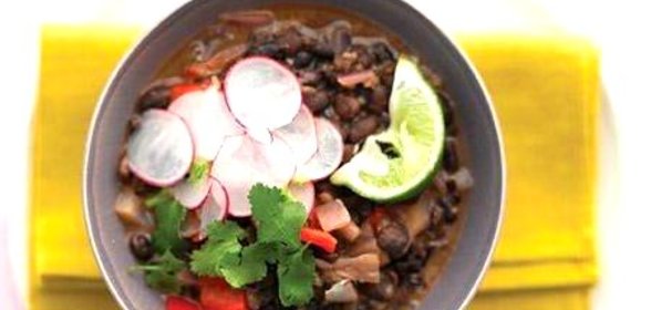 Жаркое из риса и черной фасоли