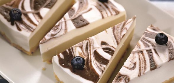 Черничный мраморный торт