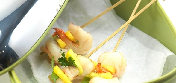 Шашлычки из креветок и ананасов с кинзой