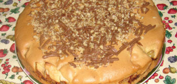 Пирог с яблоками, шоколадом и грецким орехом