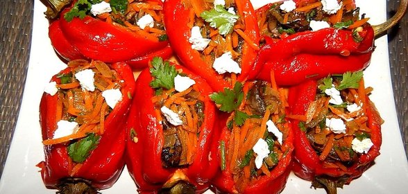 Запеченый перец, фаршированный фетой, обжаренными овощами и грибами