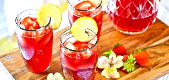 Лимонад с гибискусовым чаем и клубникой