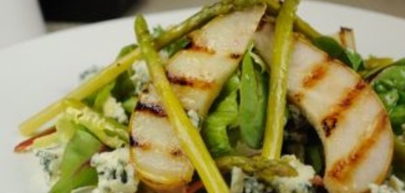 Салат с грушей гриль и спаржей