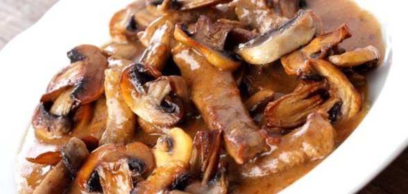 Рагу из говядины с красным вином и грибами