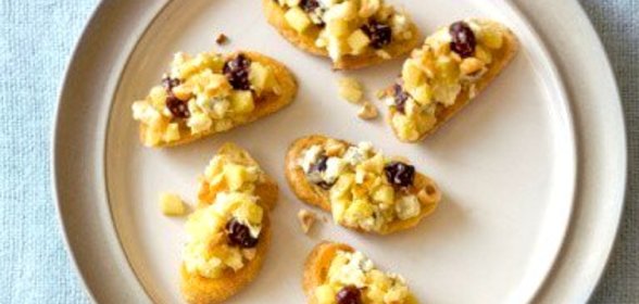 Брускетта с сырами, сушеной вишней и орехами