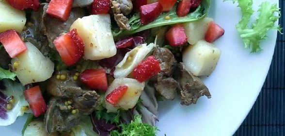 Теплый салат с куриной печенью и морскими гребешками