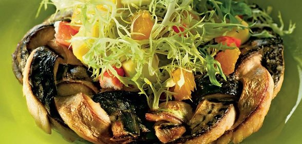 Кольца из скумбрии с крабами и фруктовым салатом