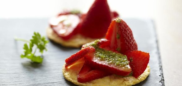 Брускетта с клубникой